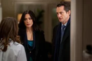 Samantha Maroun (Odelya Halevi) und Nolan Price (Hugh Dancy) +++ Die Verwendung des sendungsbezogenen Materials ist nur mit dem Hinweis und Verlinkung auf RTL+ gestattet.