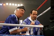 Monk "Mr. Monk steigt in den Ring". Im Bild (v.li.): Robert Loggia (Louie Flynn), Tony Shalhoub (Adrian Monk).