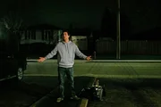 Ein Mann steht im Gras