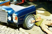 Zuletzt montiert Martin Schlund die eigens bestellten Weißwandreifen an den Schreibtisch aus Teilen eines Mercedes W109.