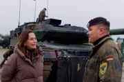Anne Will besucht die Militärsiedlung Rukla in Litauen. Einer, der Orte, an dem die Bundeswehr die Brigade Litauen aufbauen wird. Zum ersten Mal in der Geschichte der Bundeswehr sollen rund 5000 Soldaten und zivile Kräfte dauerhaft im Ausland stationiert werden.