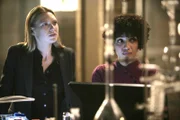 L-R: Olivia Dunham (Anna Torv), Astrid Farnsworth(Jasika Nicole)