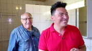Matthias Mangiapane (re.) baut sein in die Jahre gekommenes Badezimmer gemeinsam mit Vater Giuseppe (li.) nach seinem persönlichen Geschmack um.