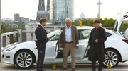 Parkhaus Parkdeck: Die Chefin eines Pharmaunternehmens wird erdrosselt in Ihrem Auto aufgefunden – Benz (Dominik Klingenberg, l.) bringt Günther (Peter Lerchbäumer, M.), Edwin (Tilo Prückner, r.) auf den neuesten Stand.