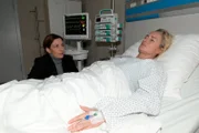 Katrin (Ulrike Frank, l.) ist erleichtert, als es Maren (Eva Mona Rodekirchen) etwas besser geht.
