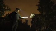 Ruben Evens lässt eine Nachtschwalbe mit einem GPS-Tracker frei, um das Verhalten des Vogels zu beobachten.
