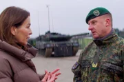 General Christoph Huber verantwortet den Aufbau der Brigade Litauen. Er sagt: „Wir stehen dafür ein, dass jeder Zentimeter des NATO-Bündnisgebietes verteidigt wird. Das nimmt die Bundeswehr sehr ernst. Wir müssen bereit sein, für Frieden und Freiheit einzustehen. Und das schließt bei unseren Soldatinnen und Soldaten auch den Einsatz des eigenen Lebens mit ein.“