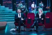 Moderator Edin Hasanovi? (l.) spielt zusammen mit seiner Gästin Laura Larsson (r.) das Spiel "Bilderrätsel".