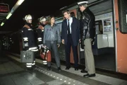 Notärztin Maren (Gerit Kling) muss einen Jungen retten, der unter die U-Bahn geraten ist. Der Fahrer (Kai Niemann) steht unter Schock.