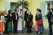Die Lansinger führen den Juror durch ihr geschmücktes Dorf. Von links: Bürgermeister Schattenhofer (Werner Rom), Michael Gerstl (Gerd Lohmeyer) und Monika Vogl (Christine Reimer).