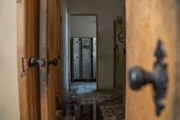 Einfach zurückgelassen. Spinte und Aufenthaltsräume der Angestellten erinnern an die Normalität mit der Familien systematisch getrennt wurden.