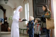 Schwester Felicitas bringt Familie Marquard in die Beratungsstelle (v.li.: Karin Gregorek, Ayana Ledl, Giovanni Baumann, Christina Andrione).