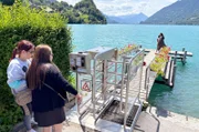 Um dem Massentourismus im Schweizer Dorf Iseltwald entgegenzuwirken, wurde ein Bezahl-Drehkreuz vor dem Steg aufgebaut, auf den die Fans einer Netflix-Serie pilgern.