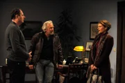 Uschi teilt Hubert und Martin ihre Entscheidung mit, ob sie zukünftig in der Brauerei arbeiten wird. Von links: Hubert (Bernhard Ulrich) und Martin Kirchleitner (Hermann Giefer) und Uschi Guggenmoser (Silke Popp).