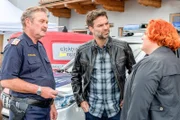 Im Elektrikerbetrieb von Stefanies (Veronika Polly, r.) neuem Freund Gerhard wird einer der Lehrlinge tot aufgefunden. Wie sich für Kroisleitner (Ferry Öllinger, l.) und Lukas Roither (Jakob Seeböck, M.) herausstellt, ist er durch einen absichtlich herbeigeführten Stromschlag gestorben.