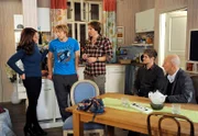 ARD ROTE ROSEN FOLGE 1226. Seitdem Mick (Tobias Rosen, 2.v.l.) Bente aus dem brennenden Auto gerettet hat, ist er kaum wieder zu erkennen. Die Freunde Carla (Maria Fuchs, l.), Ben (Hakim Michael Meziani, M.), Lars (Peter Foyse, 2.v.r.) und Alfred (Rolf Nagel, r.) machen sich Sorgen.