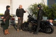 Walter (Ludger Burmann, M.) stellt mit Merles Hilfe (Anja Franke, l.) den Motorraddieb (Lucas Finkenbeiner, r.).
