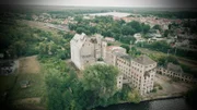 Lost Places – das sind verlassene und verfallene Ort, an denen die Zeit stillzustehen scheint. Meist sind sie verborgen hinter hohen Zäunen und verbarrikadiert. Der Film erkundet ihre Geheimnisse und unbekannte Geschichten. Er führt uns zu drei der spektakulärsten und geheimnisvollsten Industrieruinen Brandenburgs - Geisterfabriken. - Eine Mühle aus Beton in Fürstenberg/Havel.