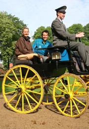 Willi mit Burghardt Elkman und Susanne Rimkus auf dem nordrhein-westfälischen Landgestüt in Warendorf.
