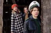 Sophie Haas (Caroline Peters, links) und Bärbel Schmied (Meike Droste, rechts) suchen nach dem verschwundenen Baby von Nicole Jaschke (Anna Blomeier, Mitte).