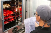 Annette Jung röstet Paprika für die Paté Toulouse.
