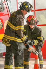 "Station 19", "Machtkämpfe." Andy ist schwer enttäuscht, nicht zum Captain ernannt worden zu sein. In ihrer neuen Führungsposition verfolgt Maya allzu ehrgeizige Ziele und stößt damit auf Widerstand im Team.  Als Maya eine Bitte Pruitts ablehnt, droht er mit drastischen Folgen. Dean Miller erfährt, dass er demnächst Vater wird. Jack und Ben helfen einer Gruppe obdachloser Geschwister, was bei Jack traumatische Erinnerungen an seine Vergangenheit auslöst.