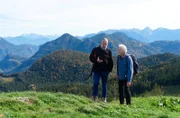 Werner Schmidbauer (rechts) trifft Martin Kälberer (links) auf dem Mitterberg bei Bad Feilnbach.