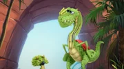 Die vier kleinen Dinos halten Dilo für einen großen Helden, als er sie vor Spinosaurus beschützt. +++ Die Verwendung des sendungsbezogenen Materials ist nur mit dem Hinweis und Verlinkung auf RTL+ gestattet.