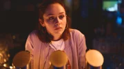 Carlotta Bennett (Marlena Marie Grübl) wird zu Günther Herbst befragt