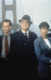 Hauptkommissar Mike Stone (Karl Malden, M.) hat mit seinen jungen, ehrgeizigen Kollegen David Connor (Conor O'Farrell) und Sarah Burns (Deborah Farentino, r.) alle Haende voll zu tun.