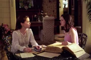 Piper (Holly Marie Combs, l.) sagt ohne Leos Wissen dessen Teilnahme am Veteranentreffen anlässlich des sechzigsten Jahrestags der Schlacht um Guadalcanal zu. Paige (Rose McGowan, r.) warnt ihre Schwester davor.