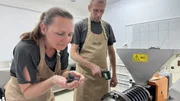 Bauer Jiří Marek und seine Frau Marcella Marková riechen ihren gepressten Mohn