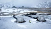 In den zwei „Iglus“ der isländischen Orca Anlage wird das aus der Luft gefilterte CO2 mit Süßwasser vermischt und tief in den Boden gepumpt.