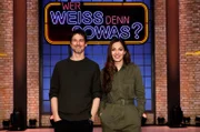 Als Kandidat:innen zu Gast bei "Wer weiß denn sowas?": Der Schauspieler Florian David Fitz (l.) und die Schauspielerin Nilam Farooq (r.).