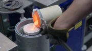In der Schmuckgießerei Kalman Hafner in Pforzheim wird heißes Gold aus dem Schmelztiegel in eine Form gegossen. Das Gold stammt aus einer zertifizierten Mine in Kolumbien, in der faire Arbeitsbedingungen und Abbaumethoden gelten.