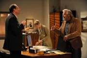 Hubert glaubt nicht, dass Martin seinen Fastenplänen treu bleibt. Von links: Hubert Kirchleitner (Bernhard Ulrich), Caroline Ertl (Teresa Rizos) und Martin Kirchleitner (Hermann Giefer).