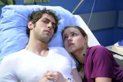 Jonas (Roy Peter Link, l.) unterdrückt gegenüber Katja (Karolina Lodyga, r.) seine wahren Gefühle.