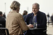 Eine besondere Freundschaft: Sophie Cross (Alexia Barlier) und Alain (Aurélien Recoing) kennen sich aus der Selbsthilfegruppe.  - Foto Episode 2 "Auf Leben und Tod" - Eine besondere Freundschaft: Sophie Cross (Alexia Barlier) und Alain (Aurélien Recoing) kennen sich aus der Selbsthilfegruppe.  - Foto Episode 2 "Auf Leben und Tod" -