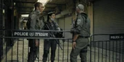 Miri (Noa Astanjelove, M.) bewacht eine Straßensperre in Jerusalem. Sie freut sich sehr, als überraschend Avi (Ben Sultan, l.) mit Kommandant Polombo (Moris Cohen, r.) dort auftaucht.