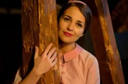 Ana (Paula Echevarría) freut sich mit ihrer frisch verheirateten Freundin Rita.