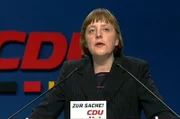 Das Jahr 2000 – Berlin startet als Regierungssitz ins neue Jahrtausend und Staatsgäste, wie Bill Clinton und Wladimir Putin, geben sich die Klinke in die Hand. Angela Merkel wird neue CDU-Vorsitzende und ein Berliner Pilot rettet 148 Menschen das Leben. Eine Berlin-Chronik der Superlative: Fünf Jahrzehnte von 1961, dem Jahr des Mauerbaus, bis 2009 als Berlin eine Weltstadt im 21. Jahrhundert ist. - Foto: Angela Merkel wird erste Vorsitzende der CDU.