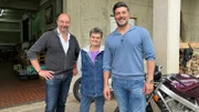 Gabi will mit Hilfe von Experte Sükrü (re.) und Ralf das Erbe ihres Bruders veräußern.
