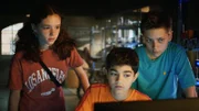 Leo (Charlotte Farhadi), Hakim (Mads Albatros) und Moritz (Jan Friedrichsen) fragen sich, was Amy am Computer recherchiert haben könnte.