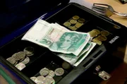 Das Jahr 2002 – der Euro kommt und wird zum Teuro. Die Raubüberfälle der berüchtigten Hammerbande halten die Berliner in Atem. Und eine Zahnarzthelferin aus Köpenick wird Miss Germany. Eine Berlin-Chronik der Superlative: Fünf Jahrzehnte von 1961, dem Jahr des Mauerbaus, bis 2009 als Berlin eine Weltstadt im 21. Jahrhundert ist. - Die D-Mark hat als Zahlungsmittel ausgedient - der Euro wird eingeführt.