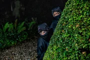 Farah (Denise Aznam, re.) und Hunter (Gina Spadaro, li.) bleiben als Pencak Silat unerkannt.