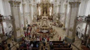 Im Bild: Pilger in der Basilika von Vierzehnheiligen.