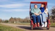 Elisabeth (67, l.) und Caroline (32) lernen sich zufällig kennen, beim Rikscha fahren.