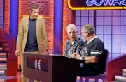 Moderator Kai Pflaume (l.) mit Rateteam-Kapitän Elton (r.) und dem Komiker und Autor Michael ‚Michi’ Mittermeier (M.).