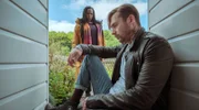 Riya (Wunmi Mosaku, li.) fragt Jakub (Hubert Hanowicz) um Rat.