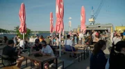 Die Container Bar „Rosdommel“ ist im Sommer ein Hotspot am Rostocker Stadthafen.